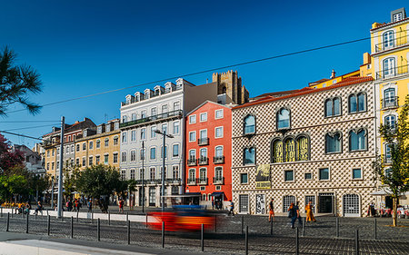 simsearch:6119-08907842,k - Traditional buildings with azulejo tiles in the old Lisbon neighbourhood of Alfama with Se Cathedral in background, Lisbon, Portugal, Europe Foto de stock - Sin royalties Premium, Código: 6119-09238785