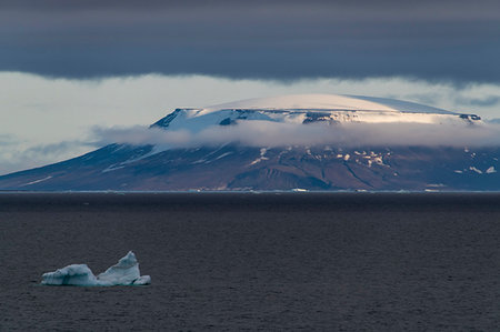 simsearch:6119-09134916,k - Flat table mountains covered with ice, Franz Josef Land archipelago, Arkhangelsk Oblast, Arctic, Russia, Europe Stock Photo - Premium Royalty-Free, Code: 6119-09238717