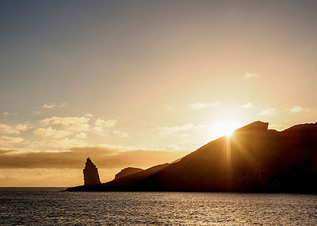 simsearch:6119-09238818,k - Pinnacle Rock on Bartolome Island at sunrise, Galapagos, UNESCO World Heritage Site, Ecuador, South America Photographie de stock - Premium Libres de Droits, Code: 6119-09238823