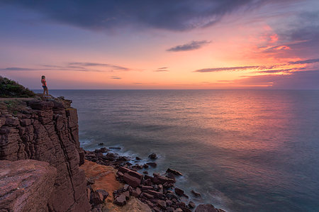 simsearch:6119-09238915,k - A girl looks at sunset from a cliff, Sant'Antioco Island, Sud Sardegna province, Sardinia, Italy, Mediterranean, Europe Stockbilder - Premium RF Lizenzfrei, Bildnummer: 6119-09238917