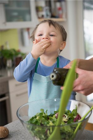Boy helping mother in preparing salad, close up Foto de stock - Sin royalties Premium, Código: 6121-07740169
