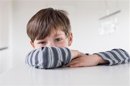 solo varones - Portrait of boy leaning on table, close up Foto de stock - Sin royalties Premium, Código: 6121-07740358