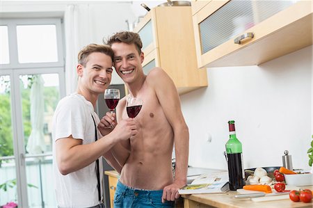 plant de tomate - Portrait of homosexual couple having glass of wine in kitchen, smiling Photographie de stock - Premium Libres de Droits, Code: 6121-07740389