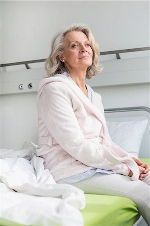 expectativa - Patient in hospital sitting on bed Foto de stock - Sin royalties Premium, Código: 6121-07740457