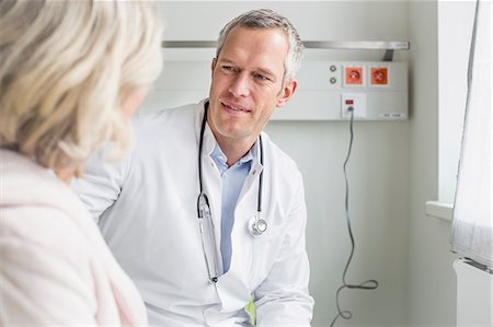 doctor (hombre y mujer) - Doctor listening to patient Foto de stock - Sin royalties Premium, Código: 6121-07740460