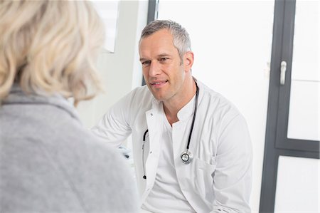 doctor (hombre y mujer) - Doctor listening to patient Foto de stock - Sin royalties Premium, Código: 6121-07740475
