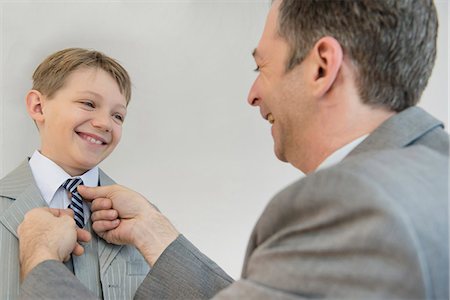 Father adjusting sons tie, smiling Stockbilder - Premium RF Lizenzfrei, Bildnummer: 6121-07740551