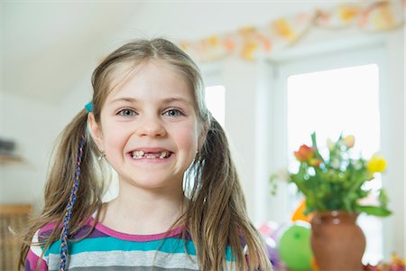 dientes - Portrait of girl with braids, smiling Foto de stock - Sin royalties Premium, Código: 6121-07740670