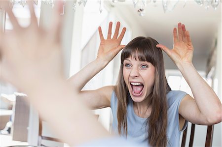 Mid adult woman making funny faces Foto de stock - Sin royalties Premium, Código: 6121-07740745