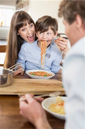 schlampig - Family having meal Stockbilder - Premium RF Lizenzfrei, Bildnummer: 6121-07740760