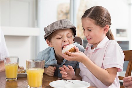 schlampig - Playful brother and sister eating cake Stockbilder - Premium RF Lizenzfrei, Bildnummer: 6121-07741073