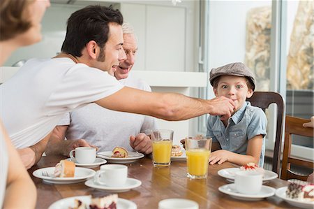 Extended family at table eating cake Foto de stock - Sin royalties Premium, Código: 6121-07741071