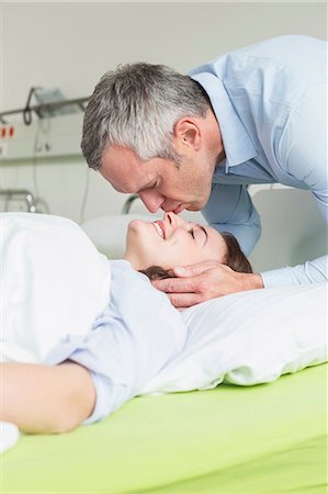 husband calling on sick wife in hosptal Photographie de stock - Premium Libres de Droits, Code: 6121-07741158