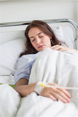 paciente - Patient in hospital lying in bed Foto de stock - Sin royalties Premium, Código: 6121-07741172