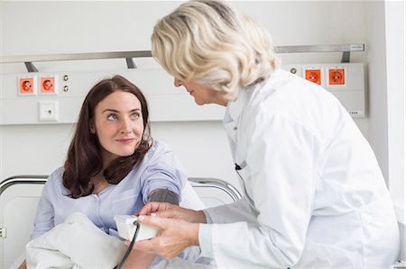 Doctor measuring blood pressure Stockbilder - Premium RF Lizenzfrei, Bildnummer: 6121-07741175