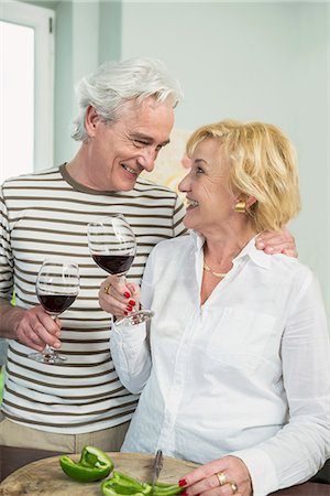 paprika - Mature couple drinking wine, smiling Photographie de stock - Premium Libres de Droits, Code: 6121-07741291
