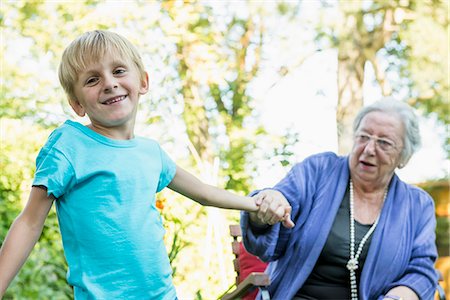 Grandmother and her grandson in the garden Photographie de stock - Premium Libres de Droits, Code: 6121-07741217