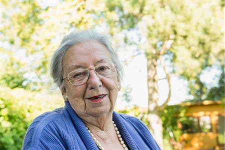 Portrait of female senior, close-up Photographie de stock - Premium Libres de Droits, Code: 6121-07741214