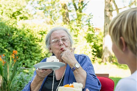 Grandmother eating cream cake with her grandson Photographie de stock - Premium Libres de Droits, Code: 6121-07741216