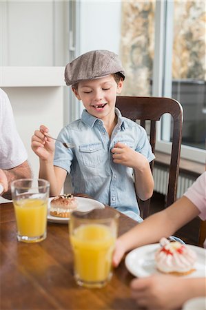 funny looking girls with glasses - Family at table eating cake Stock Photo - Premium Royalty-Free, Code: 6121-07741390