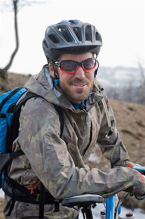 Mid adult man with mountain bike, smiling, Italy Photographie de stock - Premium Libres de Droits, Code: 6121-07741598
