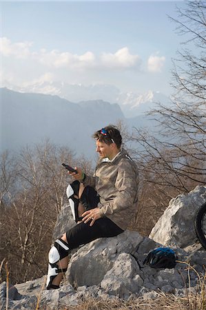 piedra grande - Mature man siting on rock, Italy Foto de stock - Sin royalties Premium, Código: 6121-07741599