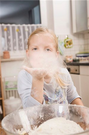 Girl blowing flour Foto de stock - Sin royalties Premium, Código: 6121-07741538