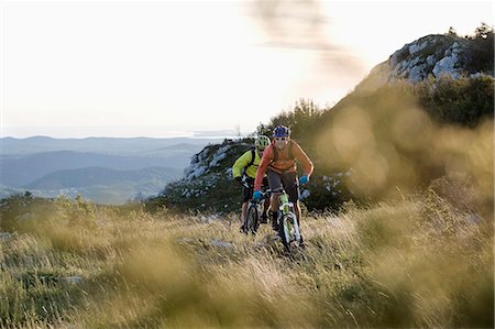 two mountain bikers on the way, Vipava valley, Istria, Slovenia Photographie de stock - Premium Libres de Droits, Code: 6121-07741775