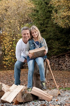 Father and daughter chopping wood, Bavaria Photographie de stock - Premium Libres de Droits, Code: 6121-07741707