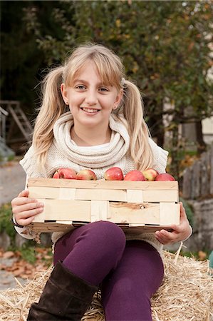 frutas biológicas - Blond girl holding crate with apples Foto de stock - Sin royalties Premium, Código: 6121-07741714