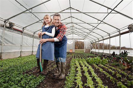 Father and daughter in greenhouse Foto de stock - Sin royalties Premium, Código: 6121-07741730