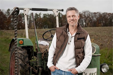 fermier (homme et femme) - Man leaning against tractor Photographie de stock - Premium Libres de Droits, Code: 6121-07741739