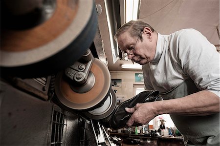 schuhe - Cobbler working in workshop Stockbilder - Premium RF Lizenzfrei, Bildnummer: 6121-07741897
