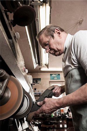 Cobbler working in workshop Stock Photo - Premium Royalty-Free, Code: 6121-07741896