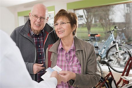 schottenstoff - Senior Couple paying from credit card for bicycle Stockbilder - Premium RF Lizenzfrei, Bildnummer: 6121-07741824