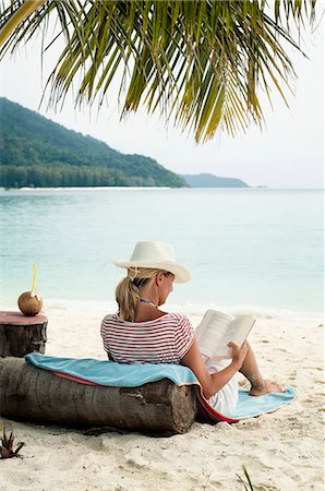 straw hat - woman reading a book on the beach, Koh Lipe, Thailand Stock Photo - Premium Royalty-Free, Code: 6121-07741952