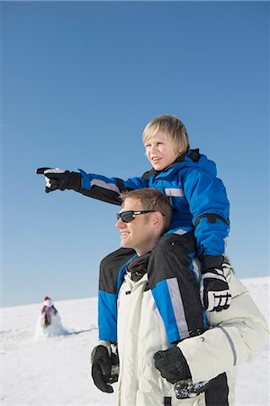 Father carrying son on shoulder, smiling, Bavaria, Germany Foto de stock - Sin royalties Premium, Código: 6121-07739987