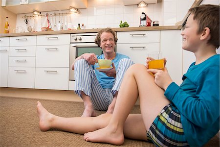 se regarder l'un l'autre - Happy father and son sitting on floor in kitchen Photographie de stock - Premium Libres de Droits, Code: 6121-07809654