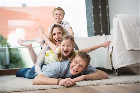 schlampig - Happy family with two kids at home, lying on floor Stockbilder - Premium RF Lizenzfrei, Bildnummer: 6121-07809740