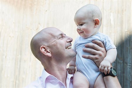 Father holding baby son proud smiling happy Foto de stock - Sin royalties Premium, Código: 6121-07809841