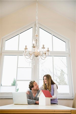 Couple with architectural model and laptop Foto de stock - Sin royalties Premium, Código: 6121-07809878