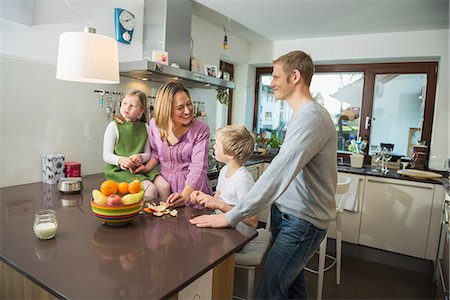 facing - Family at together in the kitchen Stock Photo - Premium Royalty-Free, Code: 6121-07809826