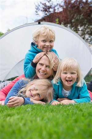 Mother with young kids small tent garden lawn Foto de stock - Sin royalties Premium, Código: 6121-07809934