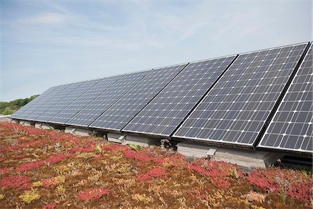 Solar panel on roof photovoltaic energy Photographie de stock - Premium Libres de Droits, Code: 6121-07810044
