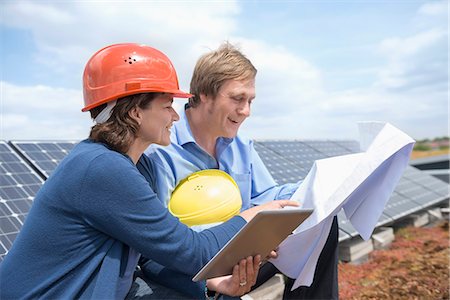 Meeting architect man woman blueprint solar energy Foto de stock - Sin royalties Premium, Código: 6121-07810063