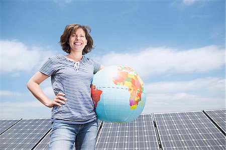 Woman solar energy panel globe smiling Foto de stock - Sin royalties Premium, Código: 6121-07810079