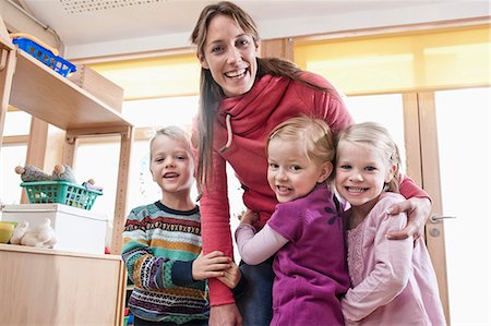 Group picture of female educator and three kids in kindergarten Photographie de stock - Premium Libres de Droits, Code: 6121-07810092