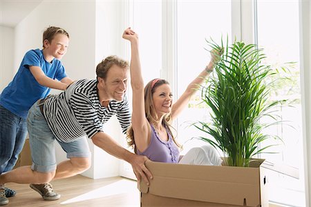 Family moving in home new house playing boxes Foto de stock - Sin royalties Premium, Código: 6121-07810002