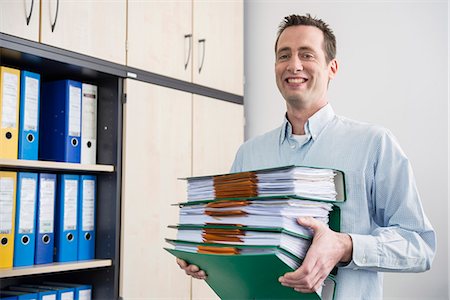 Portrait man carrying pile filing folders Foto de stock - Sin royalties Premium, Código: 6121-07810038