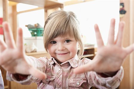 Portrait of smiling little girl showing her hands Stockbilder - Premium RF Lizenzfrei, Bildnummer: 6121-07810104
